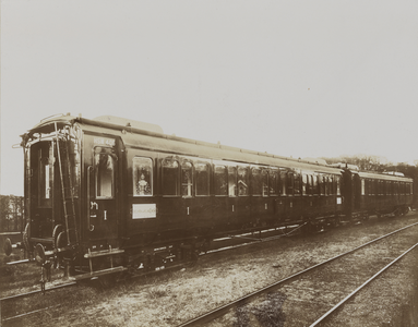 165787 Afbeelding van het fabrieksnieuwe vestibulerijtuig AB 406 van de H.S.M. op het terrein van Beijnes te Haarlem.